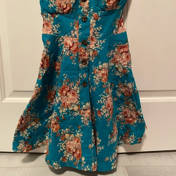 NWOT Super cute, teal strappy dress with floral print and brown buttons. - Picture 3 of 4